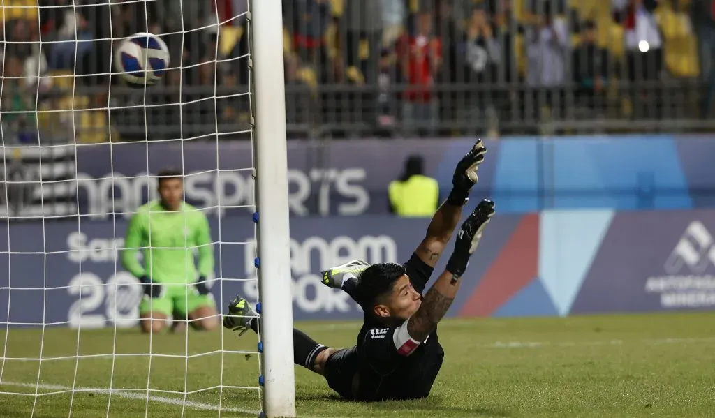 Cortés en los malditos penales de la final de Santiago 2023 para La Roja masculina.