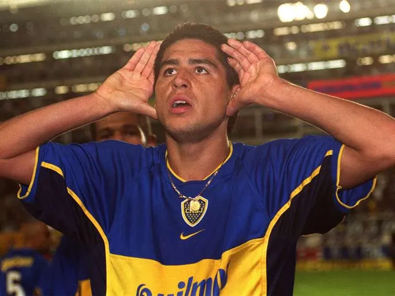 Riquelme y el Topo Gigio hacia los palcos. Foto Archivo.