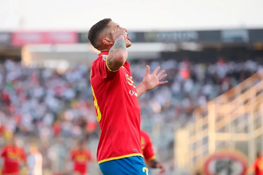 Leandro Garate marcando en el último partido entre Colo Colo y Unión Española en el Estadio Monumental. Imagen: Pepe Alvujar/Photosport