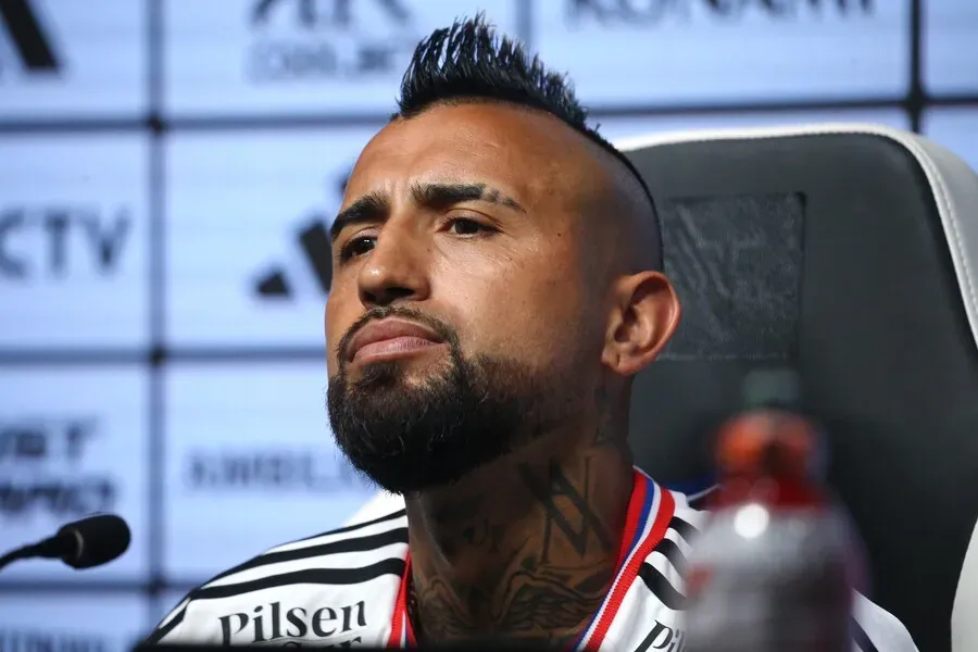 ¿Comienza el Superclásico entre Colo Colo y la U? Arturo Vidal desafía a Marcelo Díaz. Imagen: Javier Salvo/Photosport