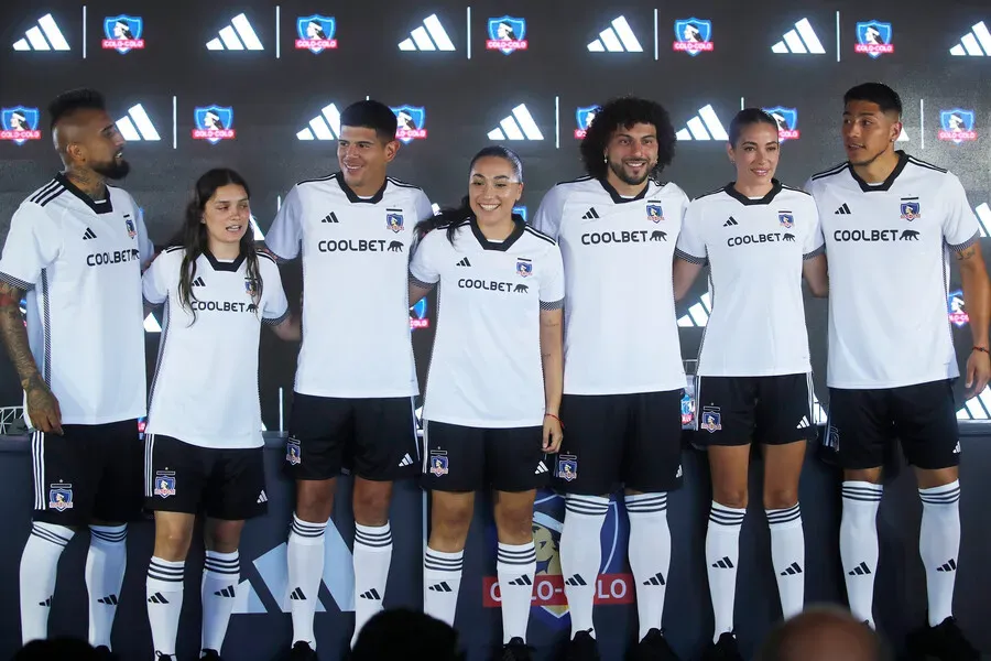 Colo Colo y su nueva camiseta de local del 2024. Imagen: Jonnathan Oyarzun/Photosport