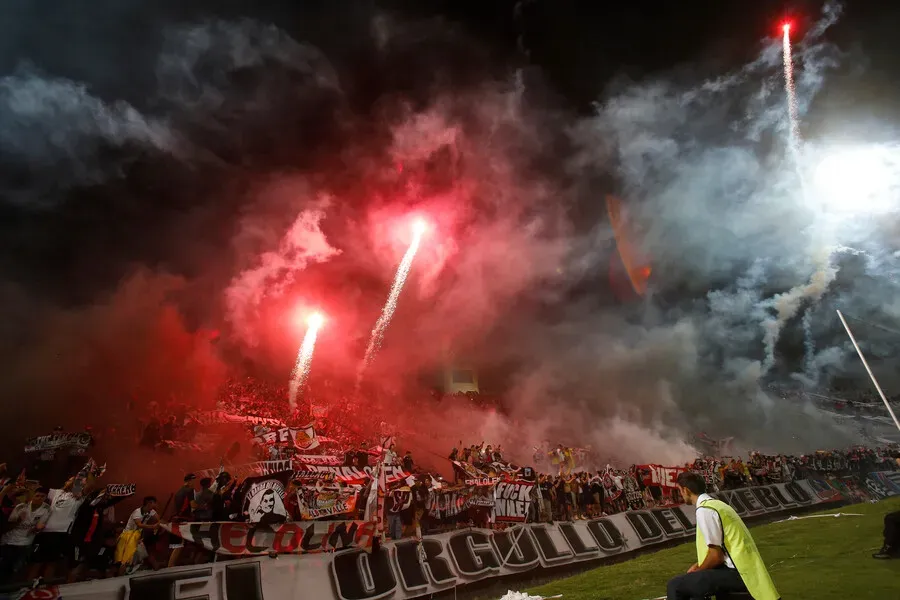 Las bengalas en el sector de la hinchada colocolina ante Godoy Cruz por Copa Libertadores Imagen: Jonnathan Oyarzun/Photosport