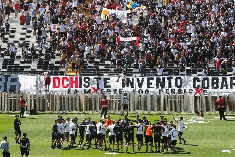 Colo Colo recibió el aliento de sus hinchas este sábado en el Estadio Monumental. Imagen: Jonnathan Oyarzun/Photosport