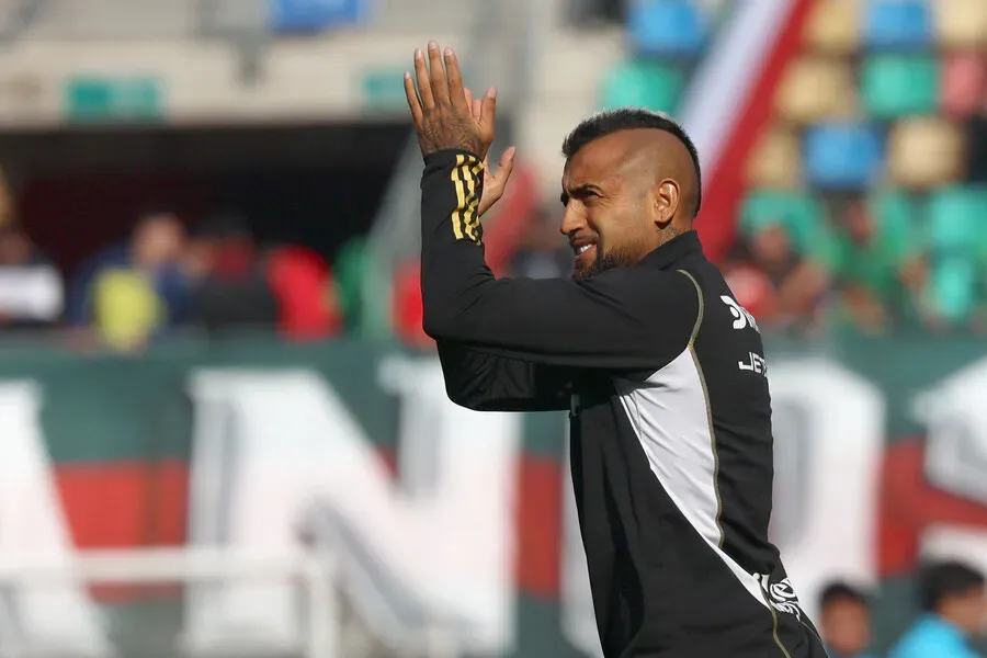 Arturo Vidal habló con los medios en la llegada de Colo Colo a Perú. Imagen: Dragomir Yankovic/Photosport