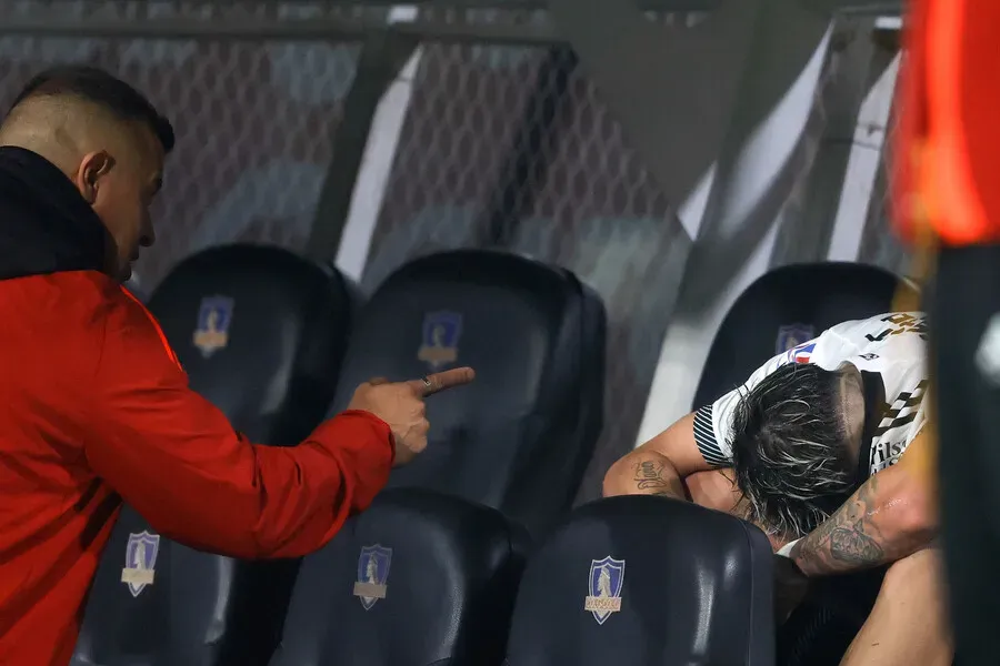 Momento del encontrón entre Jorge Almirón y Carlos Palacios durante el Colo Colo vs Copiapó. Imagen: Felipe Zanca /Photosport