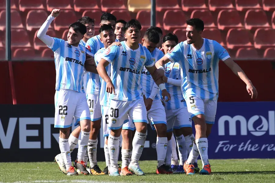 Magallanes venció por 5 a 0 a Unión Española en Santa Laura.Imagen: Javier Salvo/Photosport