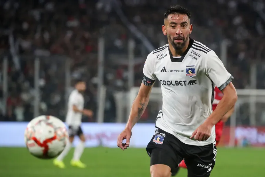 Mauricio Isla puede ser titular en el Chile vs Bolivia. Imagen: Jonnathan Oyarzun/Photosport