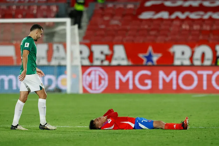 Vicente Pizarro salió con molestias en su rostro en el Chile vs Bolivia. Imagen: Pepe Alvujar/Photosport