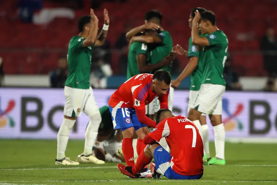 Vicente Pizarro sufrió una fractura mandibular en el Chile vs Bolivia. Imagen: Jonnathan Oyarzun/Photosport