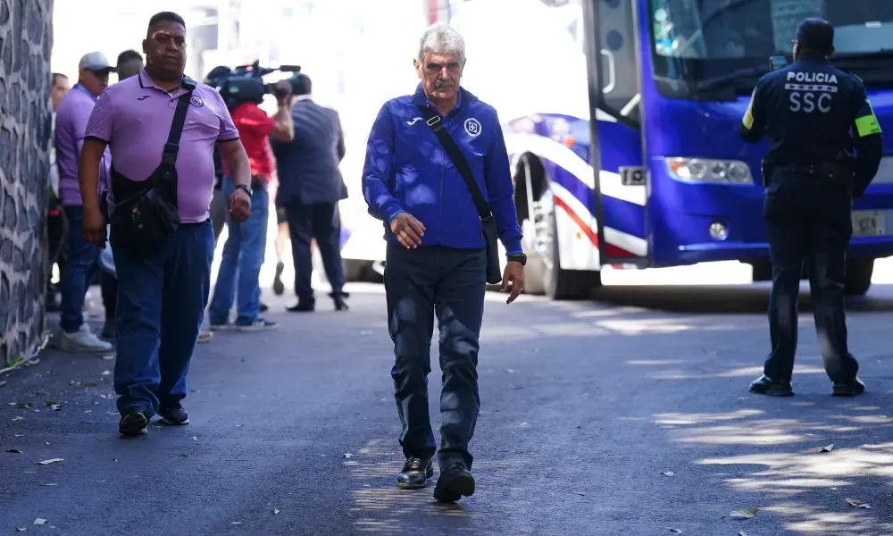 Ricardo Tuca Ferretti llegando al Estadio Azteca para su debut con Cruz Azul ante Bravos de Juárez