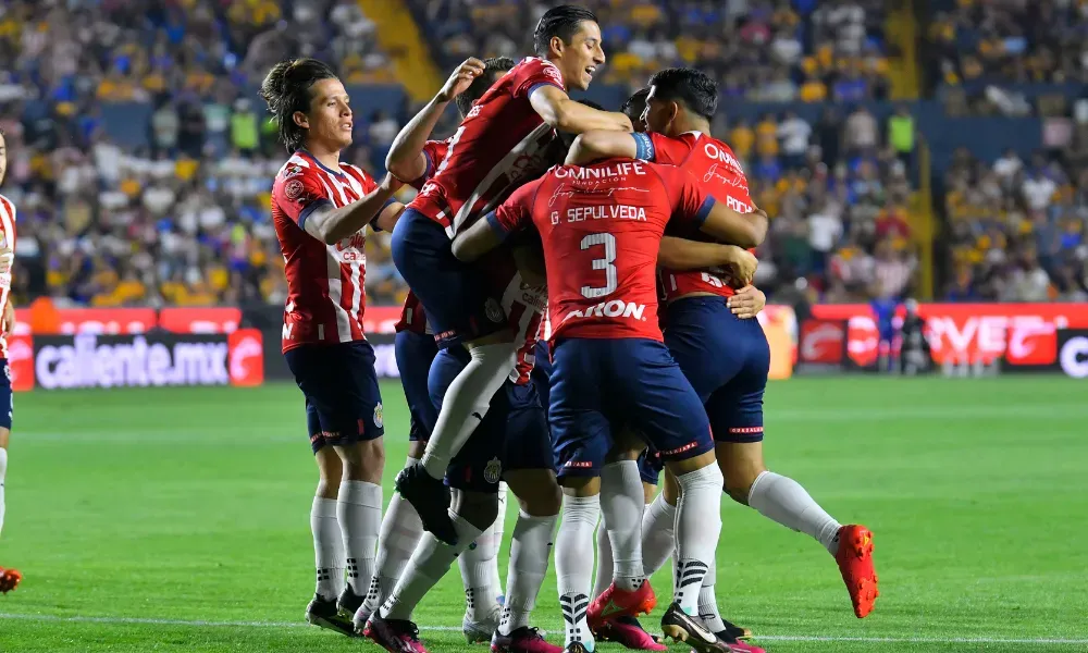 Chivas dio un golpe de autoridad tras quitarle el invicto a los Tigres en la Liga MX