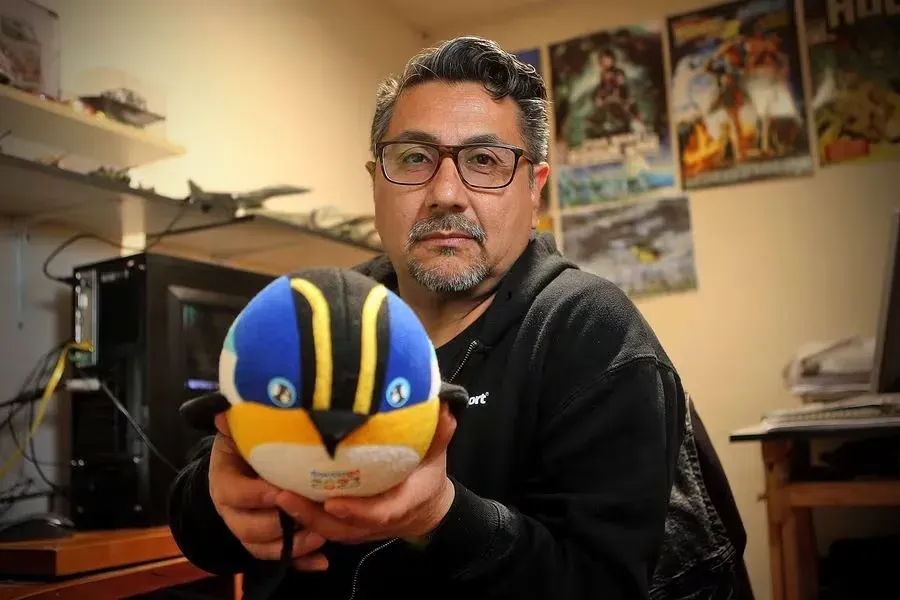 Eduardo Cortés (50) junto a Fiu, la mascota que se ganó el cariño de los chilenos en Santiago 2023. | Foto: La Tercera.