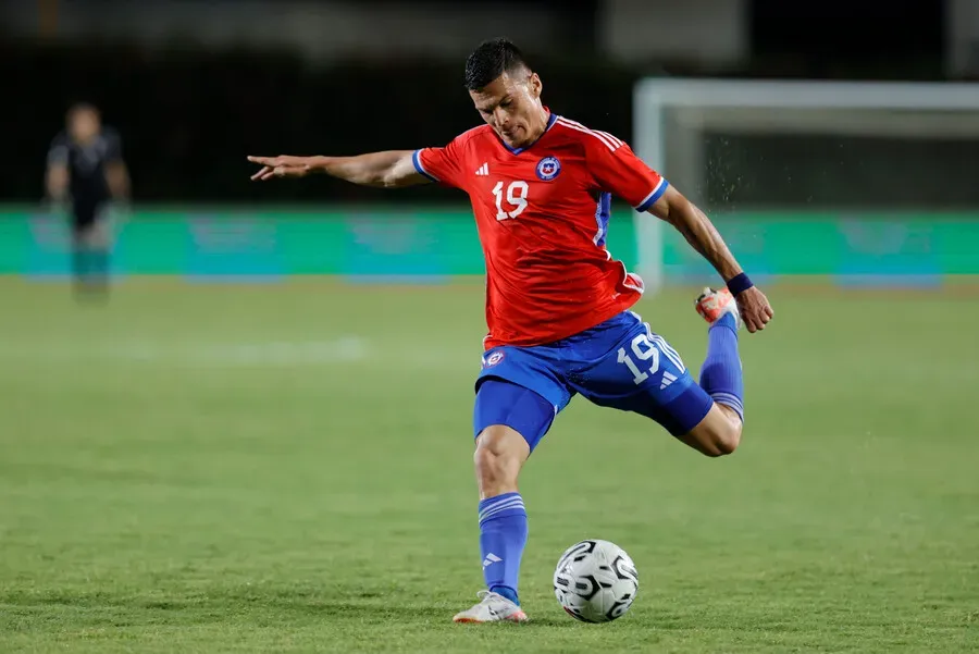 Lucas Cepeda durante el duelo entre Chile y Uruguay en el Preolímpico 2024. Imagen: Jesus Vargas/Photosport