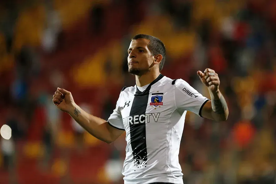 Emiliano Vecchio con la camiseta de Colo Colo