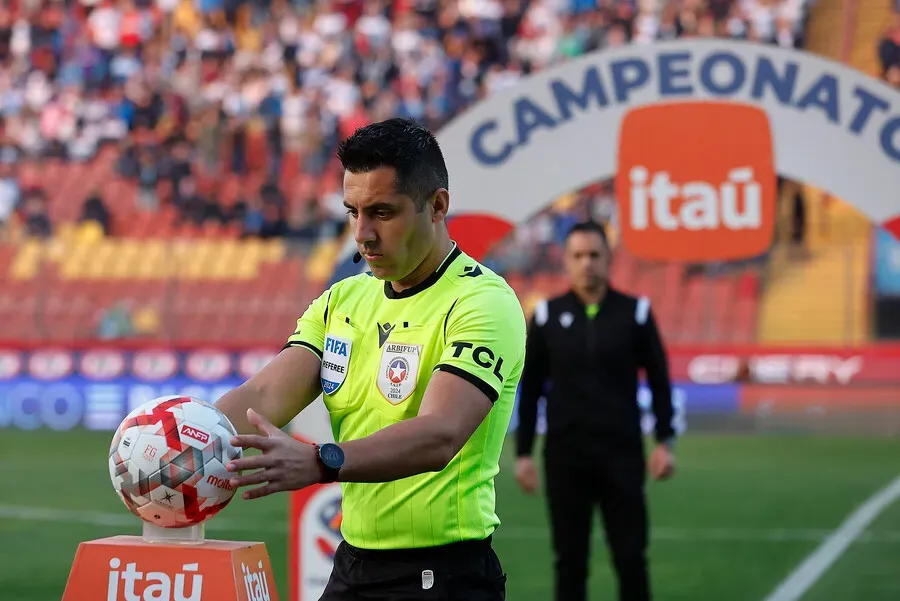 Cristián Garay será el nuevo árbitro para el Superclásico. Imagen: Pepe Alvujar/Photosport