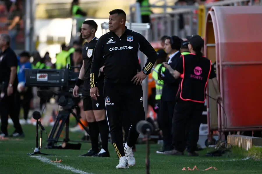 Jorge Almirón y la planificación para enfrentar a Magallanes. Imagen: Pedro Tapia/Photosport