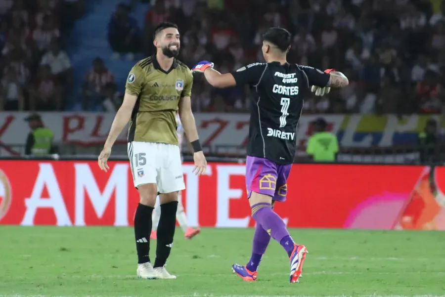 Colo Colo se quiere seguir abrazando ante River Plate por la Copa Libertadores. Imagen: Jairo Cassiani/VizzorImage/Photosport