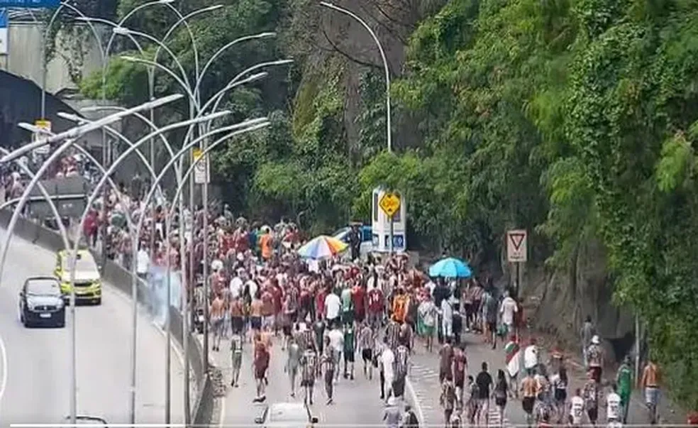 Torcida da Fluminense se desloca para o Maracanã — Foto: Reprodução/Centro de Operações