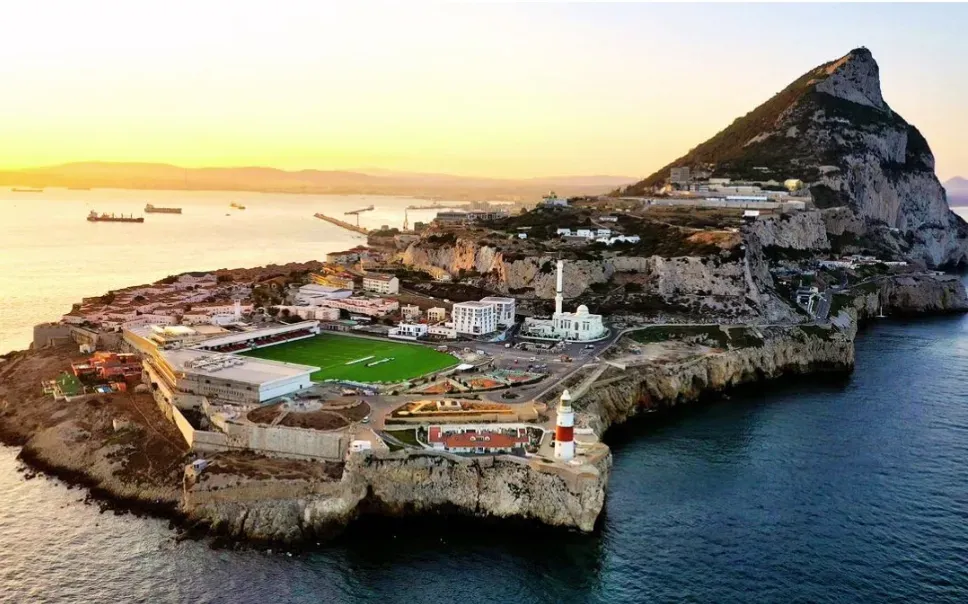 El impactante estadio de Gibraltar, rodeado de la naturaleza. [Foto Captura]