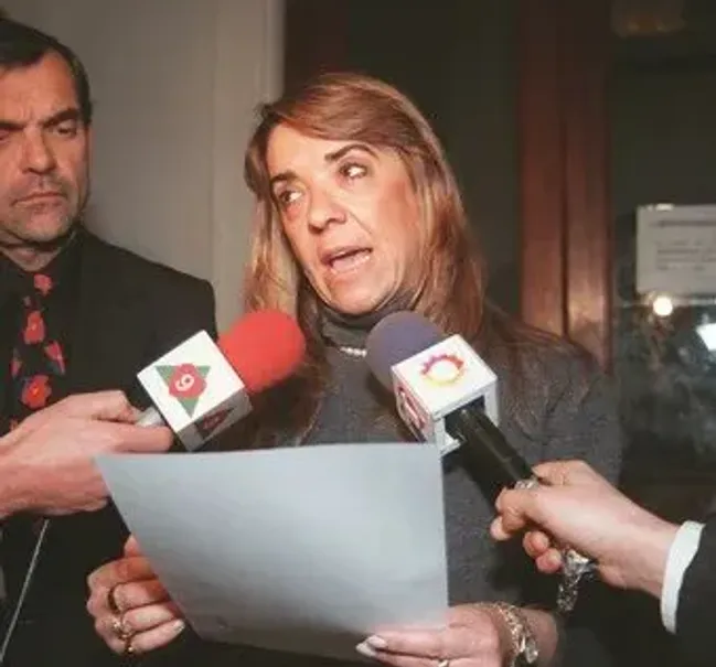 Liliana Ripoll dice ante los periodistas la famosa frase: “Ha dejado de existir Racing Club”.