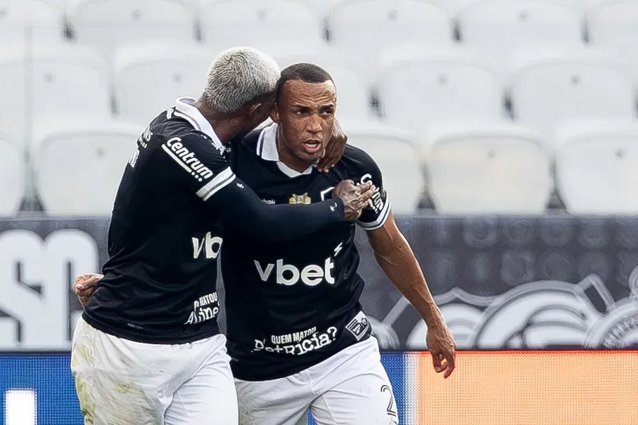 Jordan Barrera E CUIABANO jogador do Botafogo comemora seu gol com jogador da sua equipe durante partida contra o Corinthians no estadio Arena Corinthians pelo campeonato Brasileiro A 2025. Foto: Joisel Amaral/AGIF