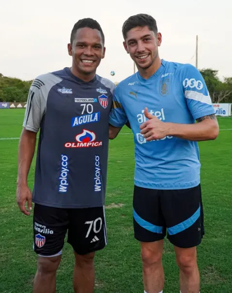 Carlos Bacca con Federico Valverde. Foto: Oficial Junior