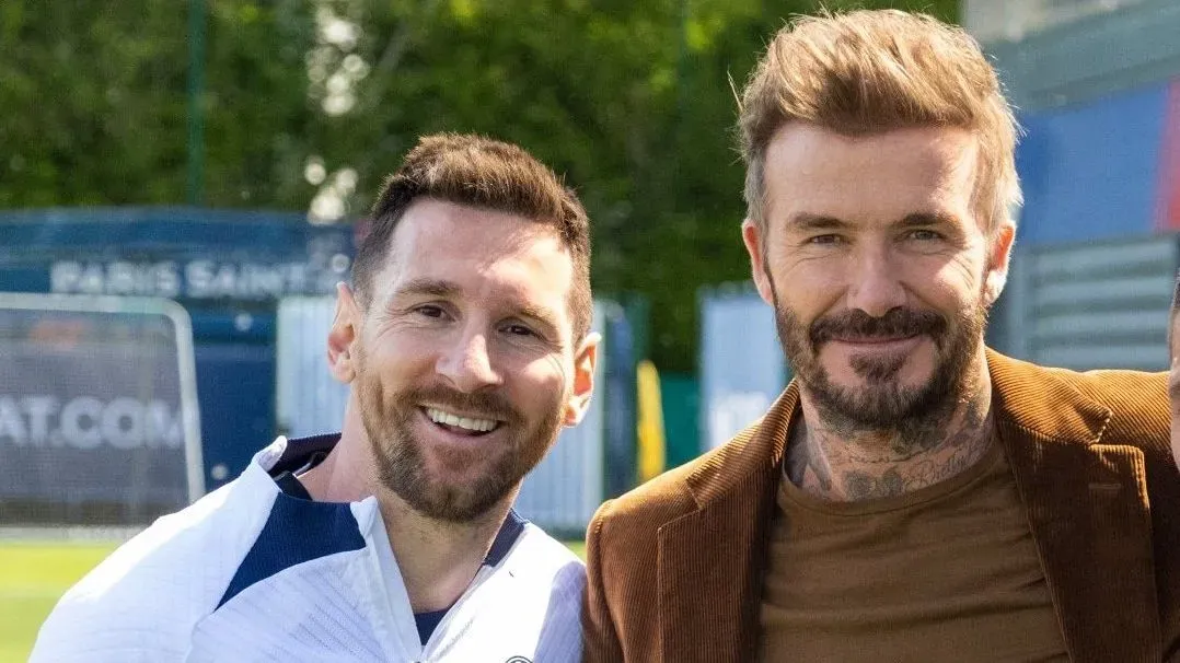 Lionel Messi y David Beckham en un encuentro en París post entrenamiento de PSG. @PSG_Inside