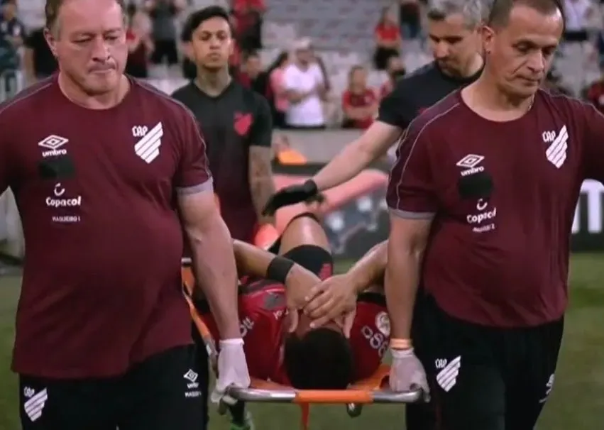 El futbolista salió entre lagrimas del estadio Arena da Baixada