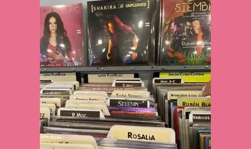 Rosalía publicó una imagen con los discos de Shakira (Instagram)