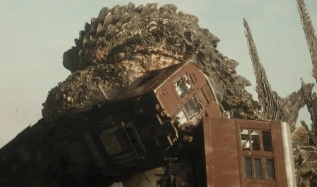 Gojira en plena devastación durante su ataque en Godzilla Minus One.