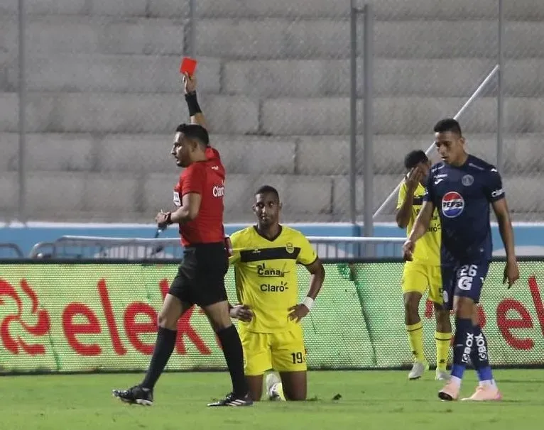 Daniel Aparicio se sintió perjudicado por Saíd Martínez. (Foto: La Prensa)