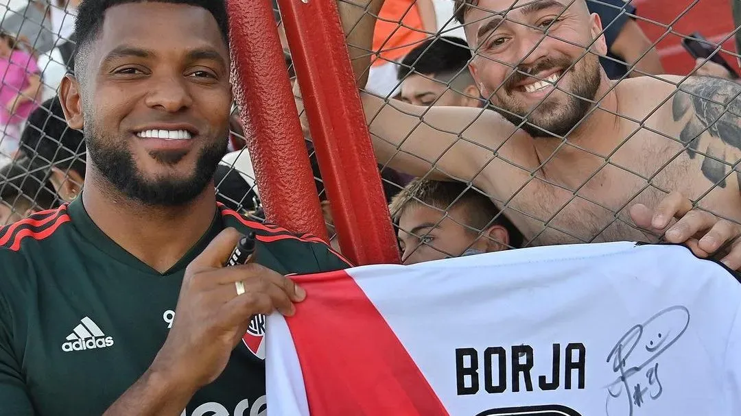 Borja junto a un hincha en Medonza. (@Riverplate)