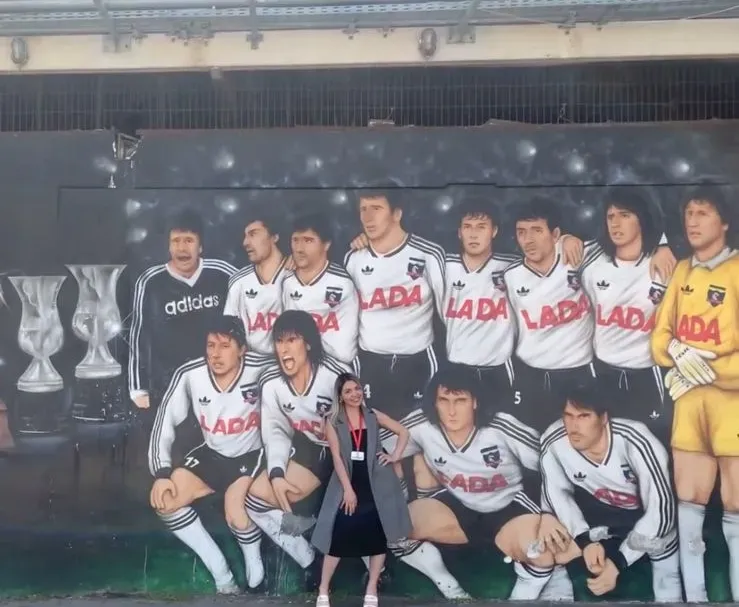 La hermana de Cristóbal Campos en un mural del estadio Monumental de Colo Colo.