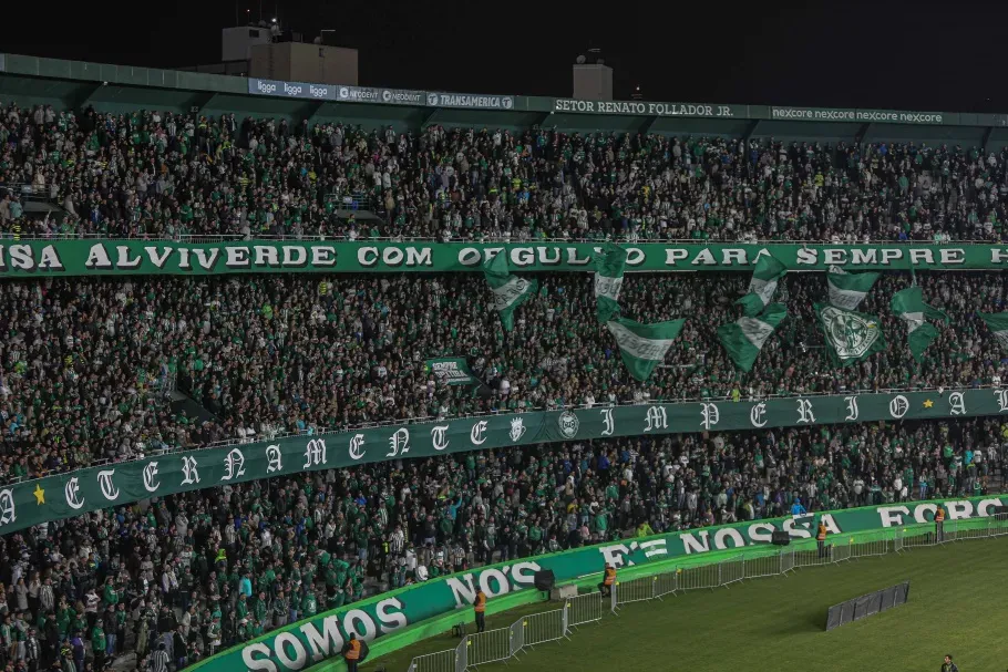 Torcida lota o Couto Pereira para acompanhar o Coritiba. Foto: Mateus Suzin / Coritiba