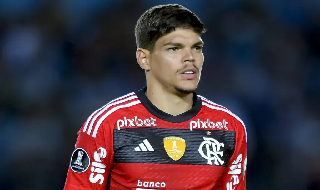 Mercado da bola Ayrton Lucas pode trocar o Flamengo por outro grande projeto