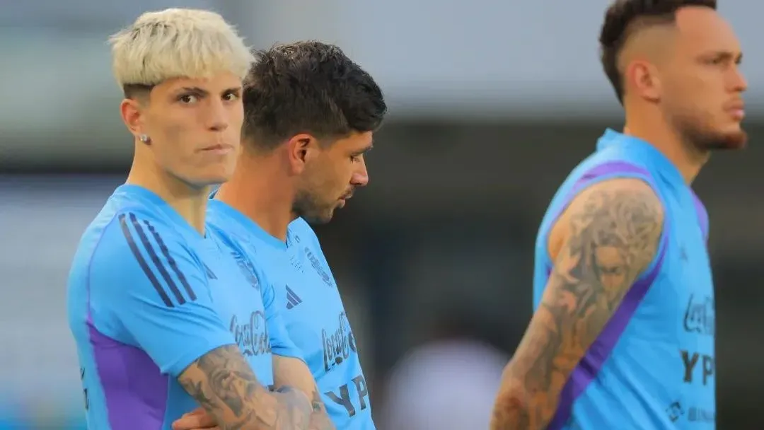 Alejandro Garnacho junto a Giovanni Simeone y Lucas Ocampos. @Argentina