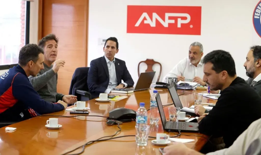 Rodrigo Robles, gerente de selecciones, trabajando con Eduardo Berizzo (ANFP)