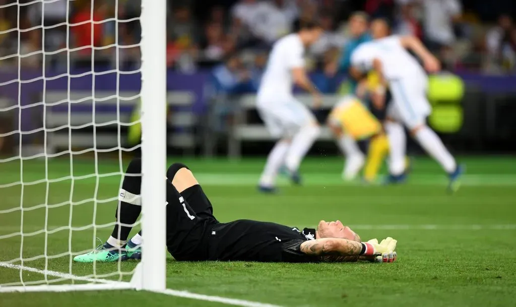 Loris Karius lamenta falha individual na decisão da Champions League 2017/18. (Foto: Michael Regan/Getty Images)
