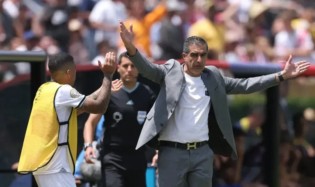 O técnico do Botafogo, Renato Paiva, reage à beira do campo durante a partida do Grupo B da Copa do Mundo de Clubes da FIFA 2025 entre o Club Atlético de Madrid e o Botafogo da França, no Estádio Rose Bowl, em 23 de junho de 2025, em Pasadena, Califórnia. (Foto de Stu Forster/Getty Images)