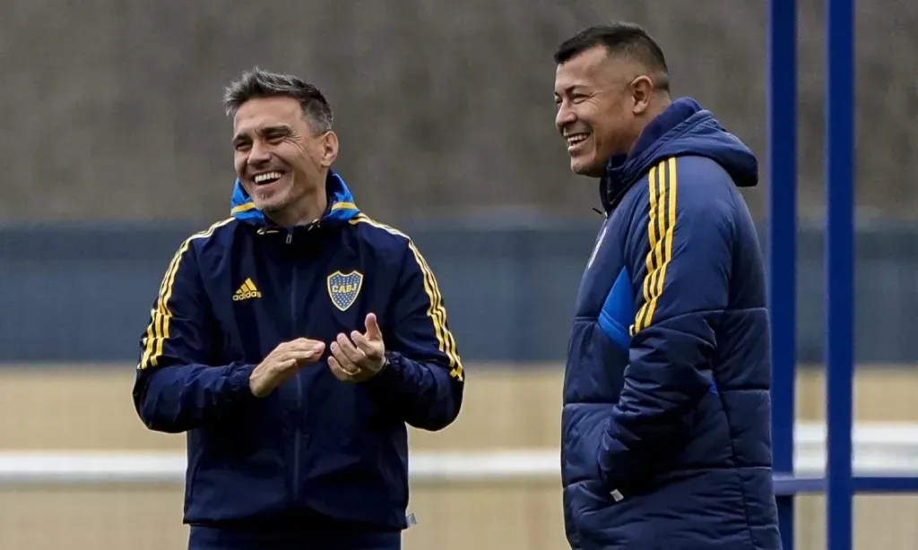 Jorge Almirón junto a Maximiliano Velázquez. 