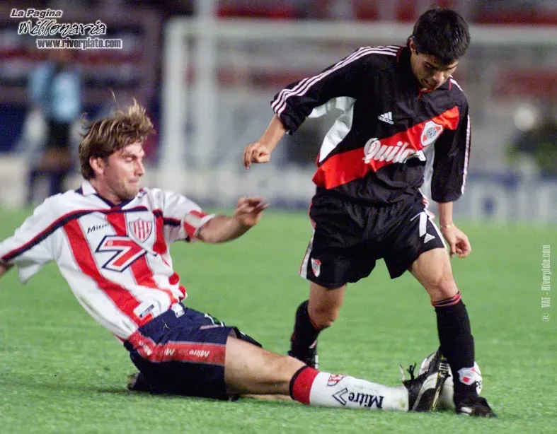 El Conejo Saviola y la camiseta negra y roja que utilizó a partir del año 2000 (Foto: LPM)