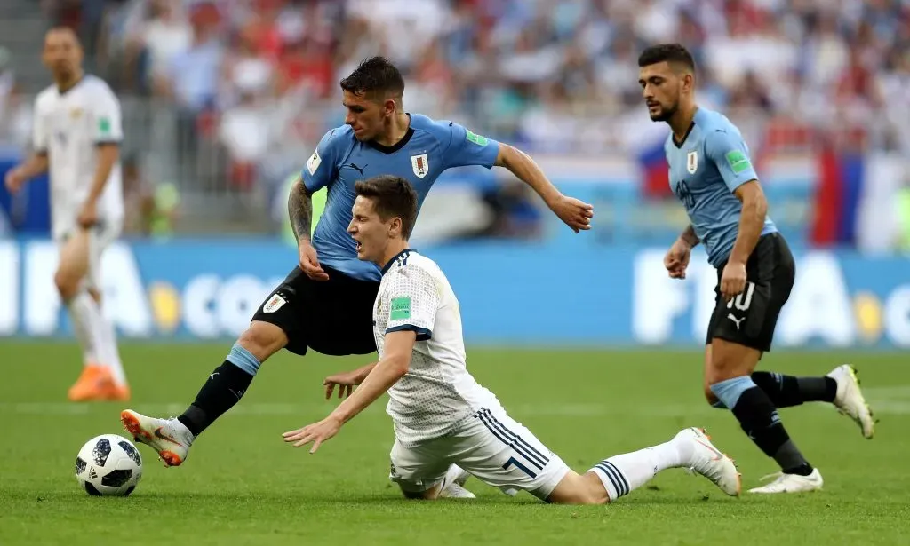 Arrascaeta e Lucas Torreira atuando juntos na Copa do Mundo de 2021, pela seleção uruguaia. Foto: Maddie Meyer/Getty Images.