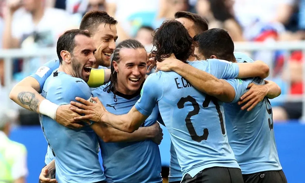 Diego Godín participa de un abrazo con Cavani, Suárez, Laxalt, Vecino y Coates.  (Maddie Meyer/Getty Images).