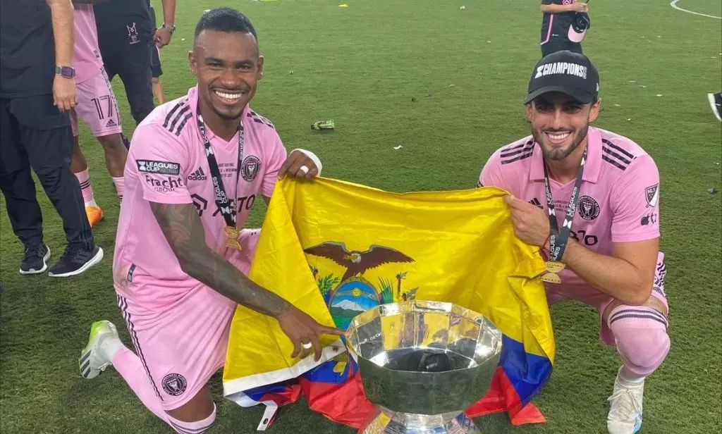 Dixon Arroyo y Leonardo Campana con el trofeo ganado de la Leagues Cup en el mes de agosto contra el Nashville.