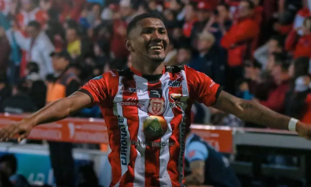 Luis Estupiñán celebrando goles con Técnico Universitario. Foto: API.