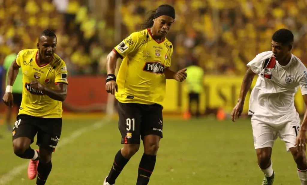 Ronaldinho fue el primer invitado de la Noche Amarilla. Foto: Barcelona SC.