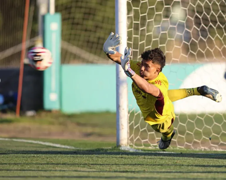 Villanueva atajó dos penales en la definición del título de la Proyección | Foto: Colo Colo Fútbol Joven