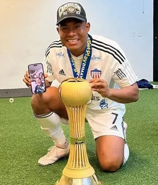 Leider Berrío celebrando el título con Junior de Barranquilla. (Foto: Twitter).