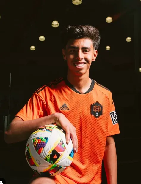 Omar Bolaños con la camisola del Houston Dynamo. (Foto: Houston Dynamo Academy)