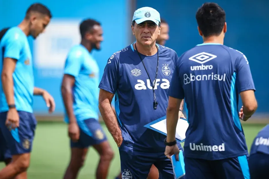Elenco do Grêmio durante treino